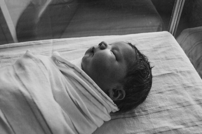 Alert Inactivity: The Quiet Window into Newborn Learning