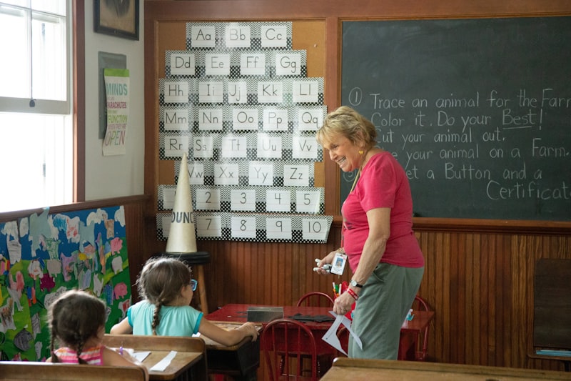 Folk Bilingualism: Natural Fluency Beyond the Classroom