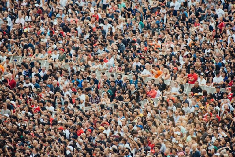 Majority Influence: Why You Conform to the Crowd