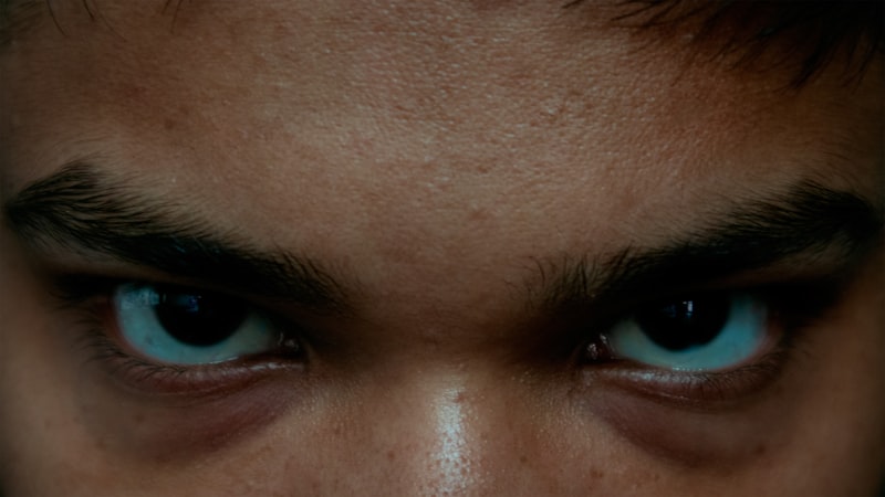 Smooth-Pursuit: How Your Eyes Master Moving Targets
