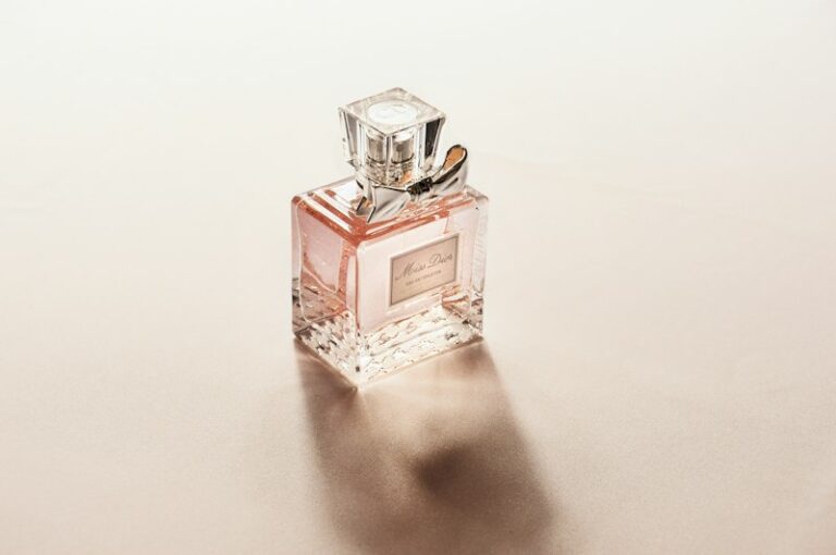 Osphresiophilia: The Psychology of Irresistible Scents